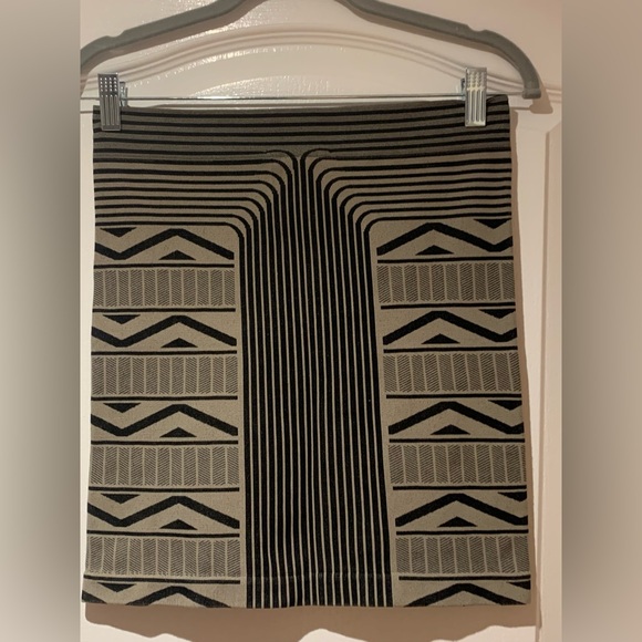 BCBGeneration stretchy skirt, Size M/L - Picture 2 of 3